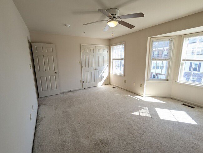 Building Photo - 3 Level End Unit townhouse available mid O...