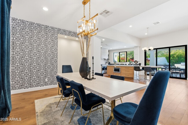 Building Photo - 4601 N Royal View Dr