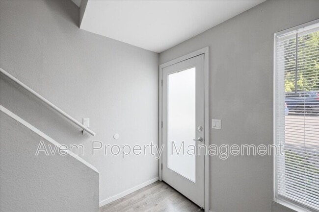 Building Photo - 5023-5033 SW Pasadena Street - 5027