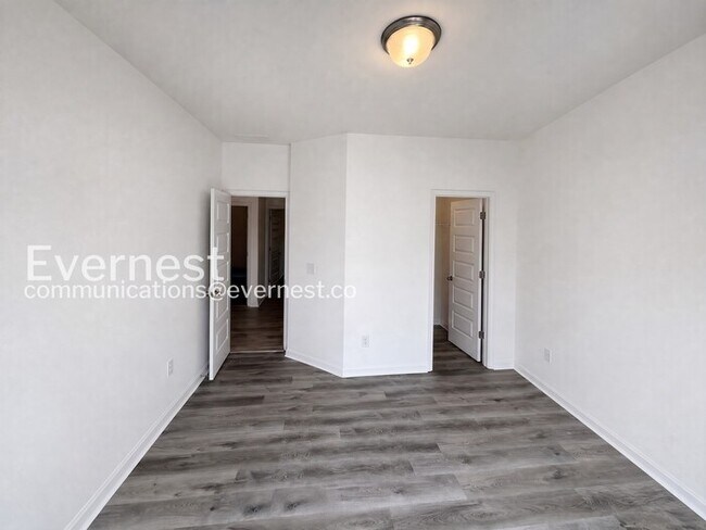 Building Photo - Spacious Home with Fenced Yard & Garage Access / 4 Bed & 3.5 Bath / Voucher Accepted / Pet-friend...