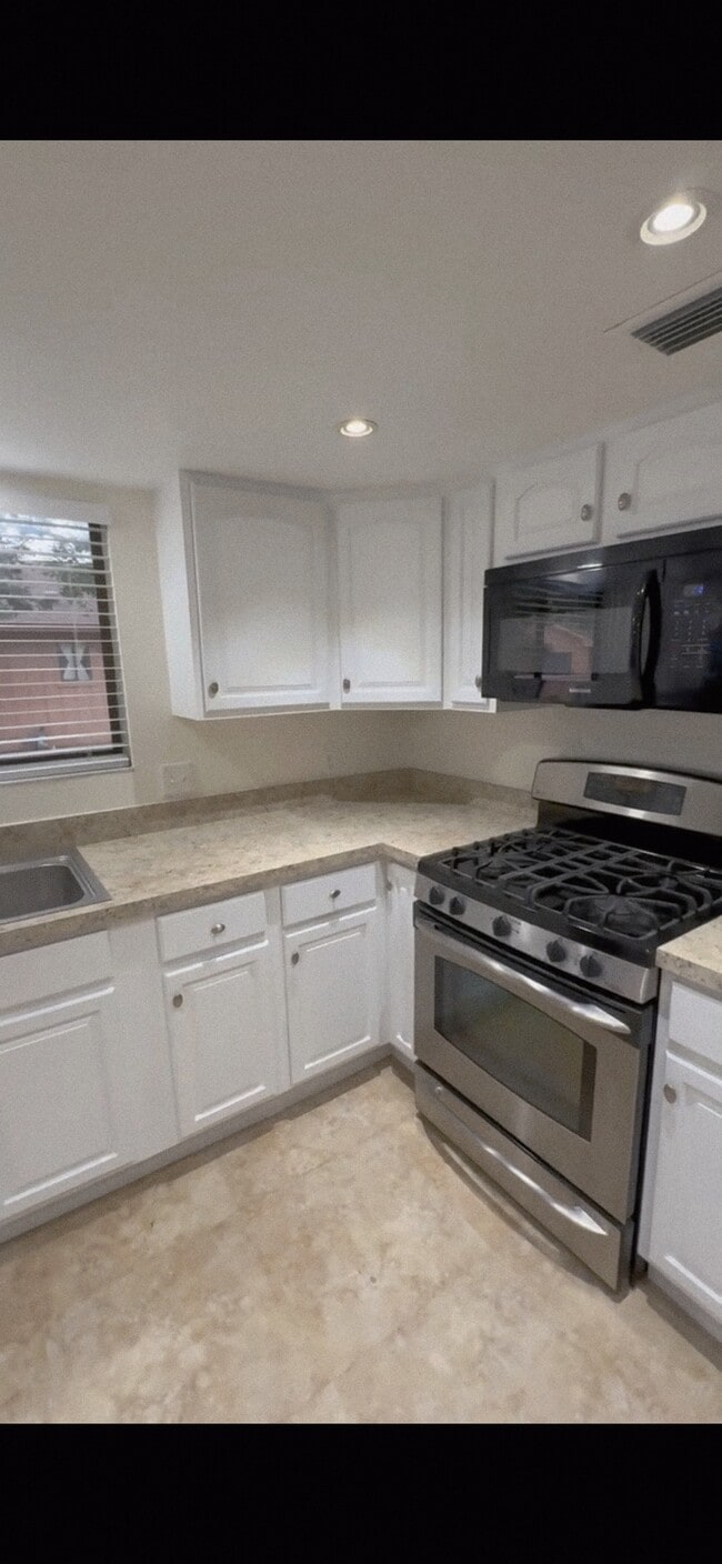 Building Photo - 121 Springwind Way