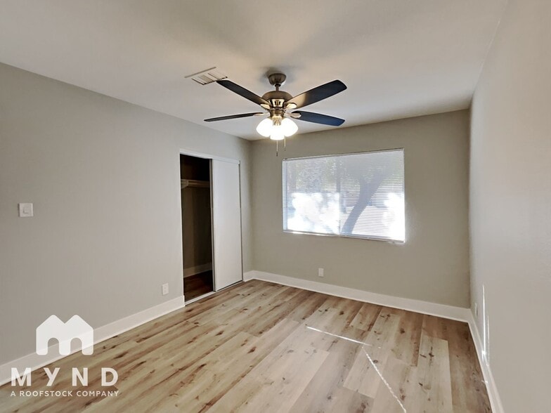 Building Photo - 3112 E Vegas Valley Dr