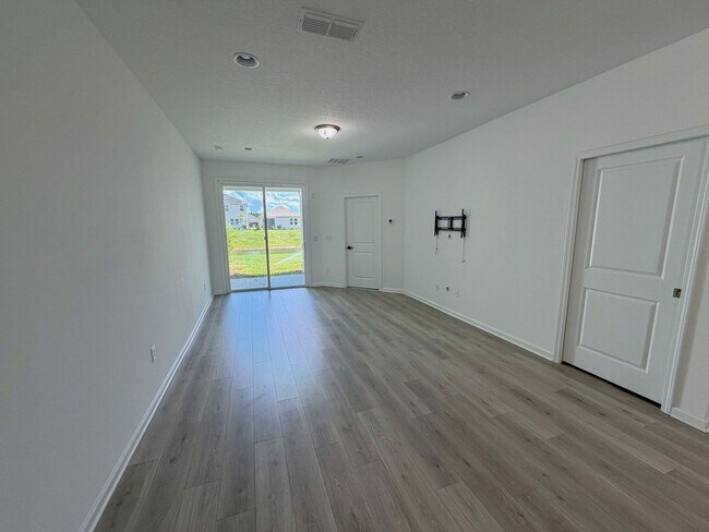 Building Photo - Beautiful 3 Bedroom, 2.5 Bathroom Townhome + Loft in Gated SilverLeaf Community