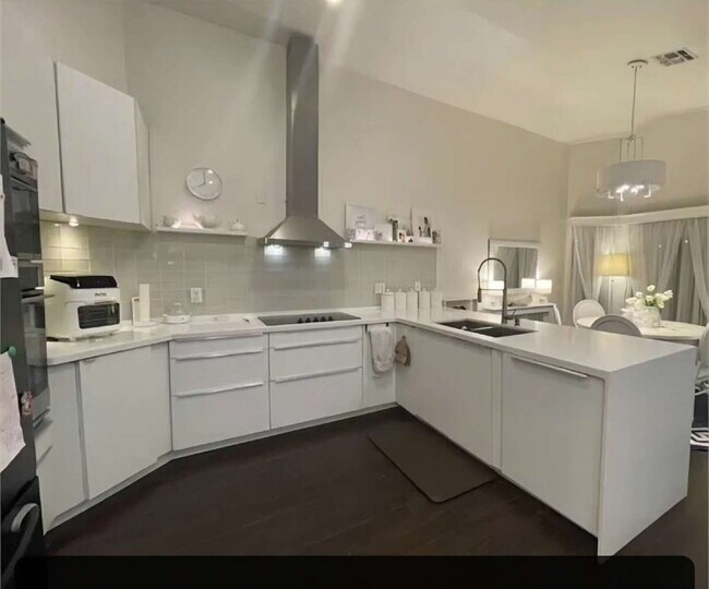 Building Photo - Charming Butler Place Home with a Swimming Pool