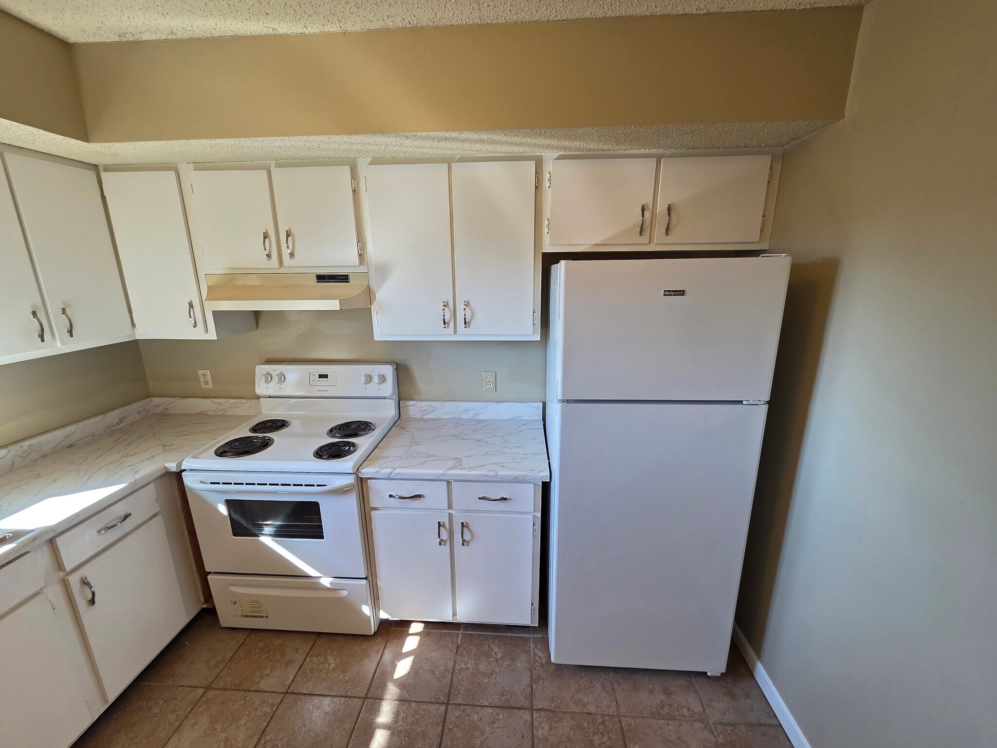 Building Photo - 1611 Lyndhurst Dr