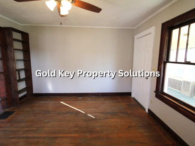 Building Photo - Open Floor Plan 2 BR 1 BA House with Sun Porch NO SECTION 8