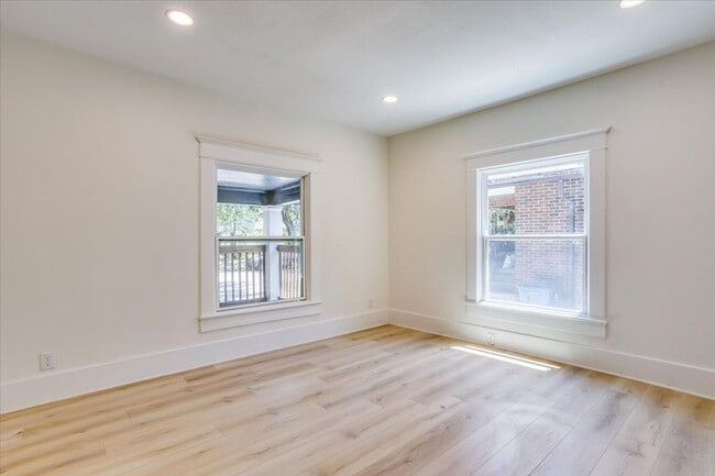 Building Photo - Riverside home for rent