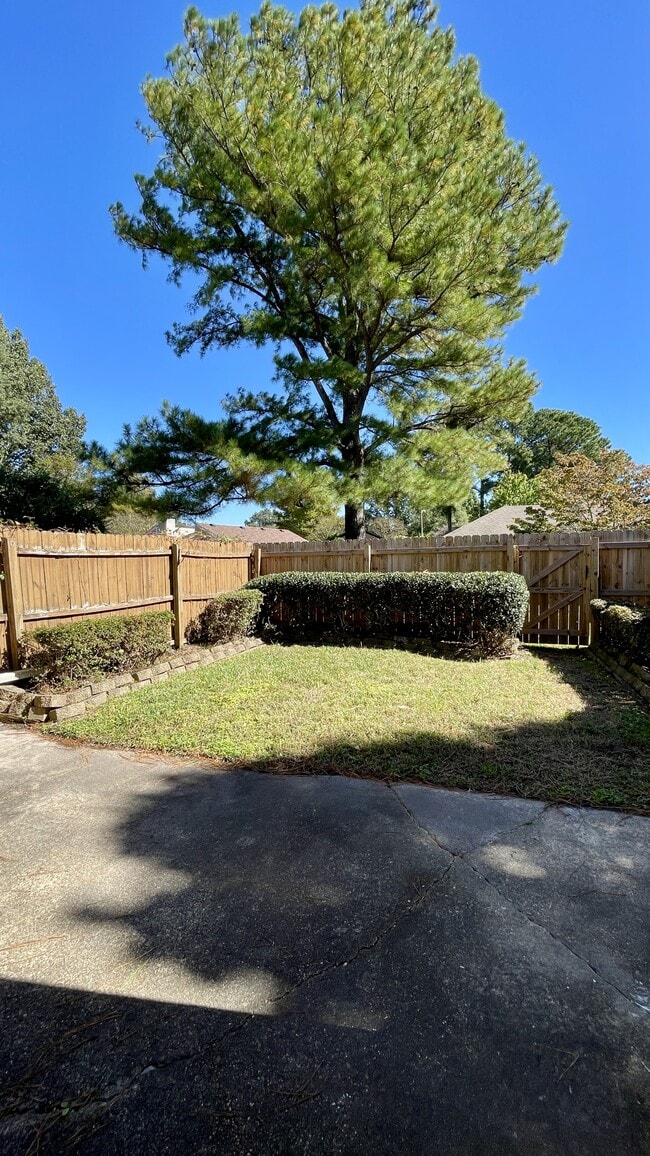 Building Photo - 1021 River Birch Ct