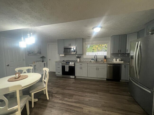 Building Photo - 1219 Forest Dr