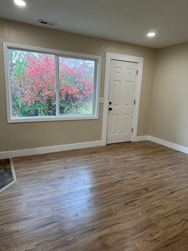 Building Photo - GORGEOUS Duplex in South Salt Lake!!!