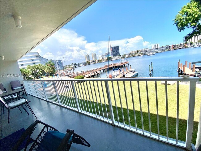 Building Photo - 400 Golden Isles Dr