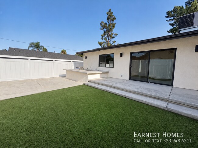 Building Photo - 16701 Chatsworth St