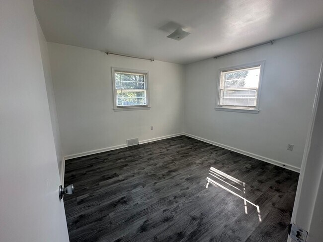 Building Photo - One Level Brick House Near University of L...