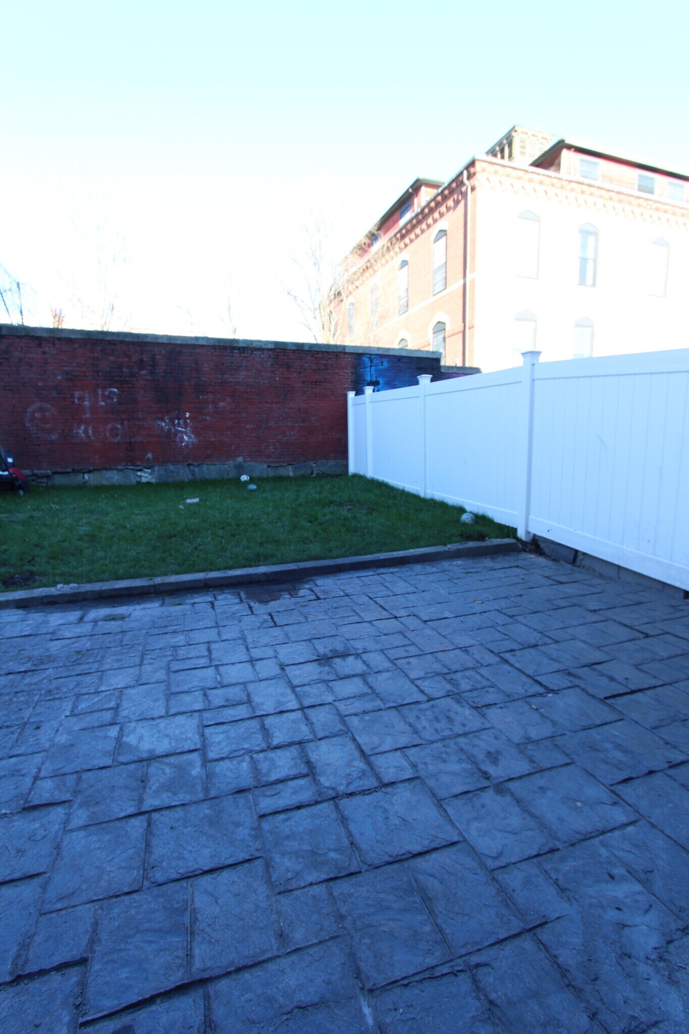 Building Photo - 460 Saratoga St