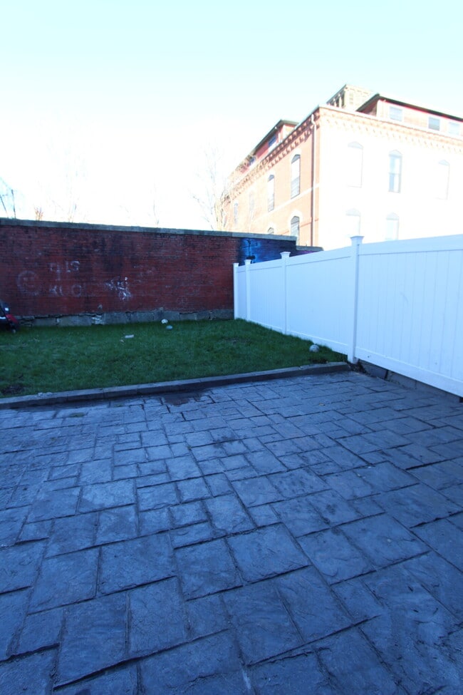 Building Photo - 460 Saratoga St