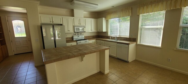 Building Photo - HALF OFF ONE MONTH RENT IF APPROVED AND MO...