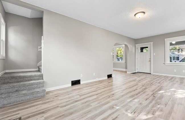Building Photo - 2051 Thompson Ave