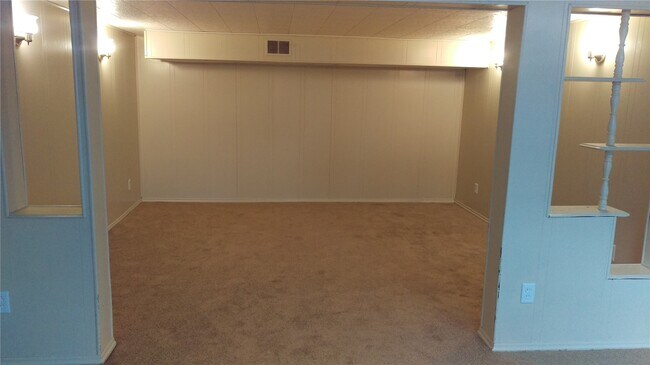 Building Photo - 18 Country Squire Ct