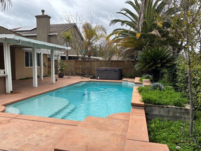 Building Photo - Lakeside Community Beauty