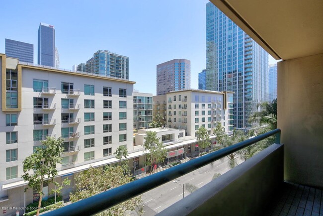 Building Photo - 600 W 9th St