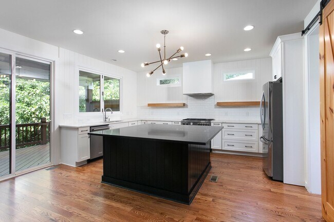 Building Photo - Modern Beauty In Charming Neighborhood!