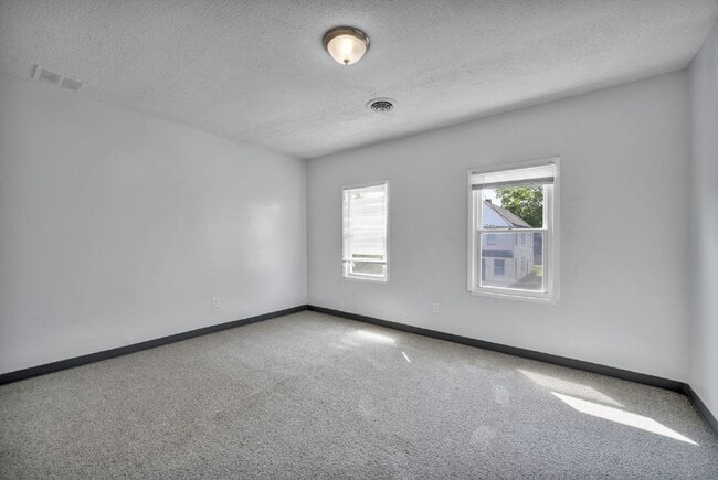 Building Photo - Spacious 5 Bedroom - Vouchers Accepted