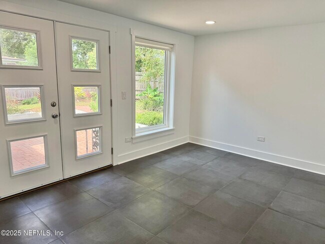 Building Photo - 3859 Via De La Reina