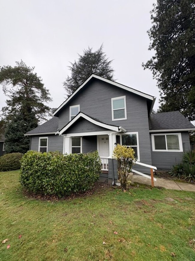 Primary Photo - Beautifully Remodelend Home - Minutes from...