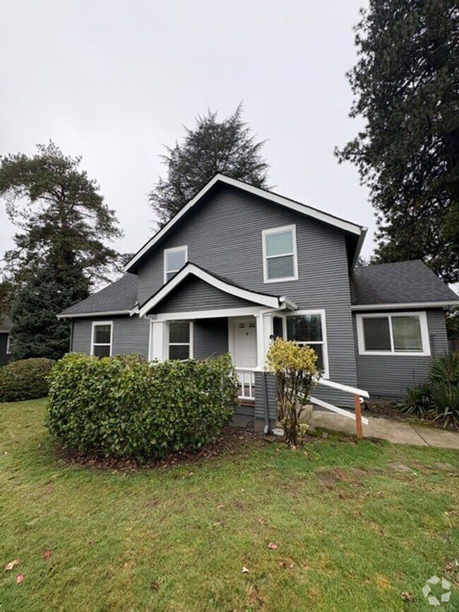 Building Photo - Beautifully Remodelend Home - Minutes from...