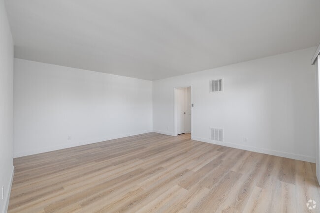 3BR, 2BA - 1,325SF - Living Room - 343 Palos Verdes