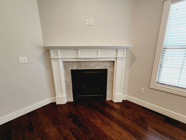 Building Photo - 5040 E Hedgerow Dr
