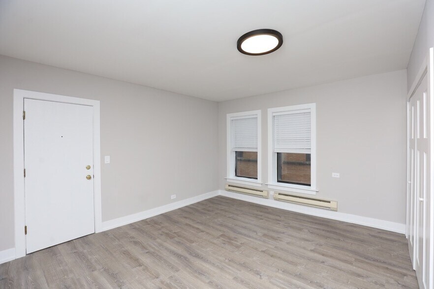 Building Photo - 814 W Cornelia Ave