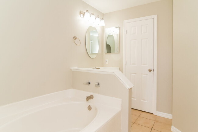 Building Photo - 4429 Stonemeadow Dr
