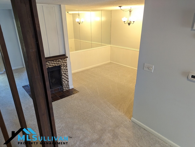 Building Photo - 4100-4105 Five Oaks Dr