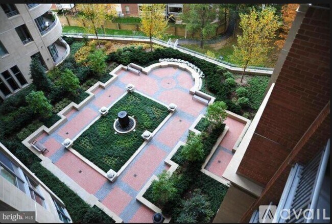 Building Photo - 8220 Crestwood Heights Dr