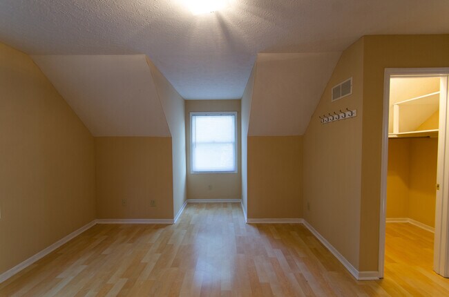 Building Photo - 4 bedroom, 2.5 bath: Available August 2026