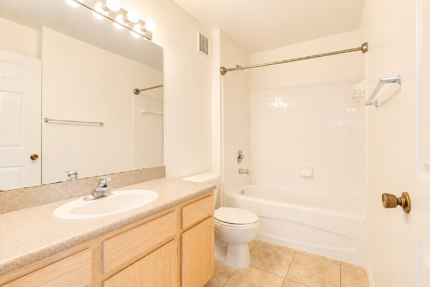 Building Photo - 8917 Manor Loop