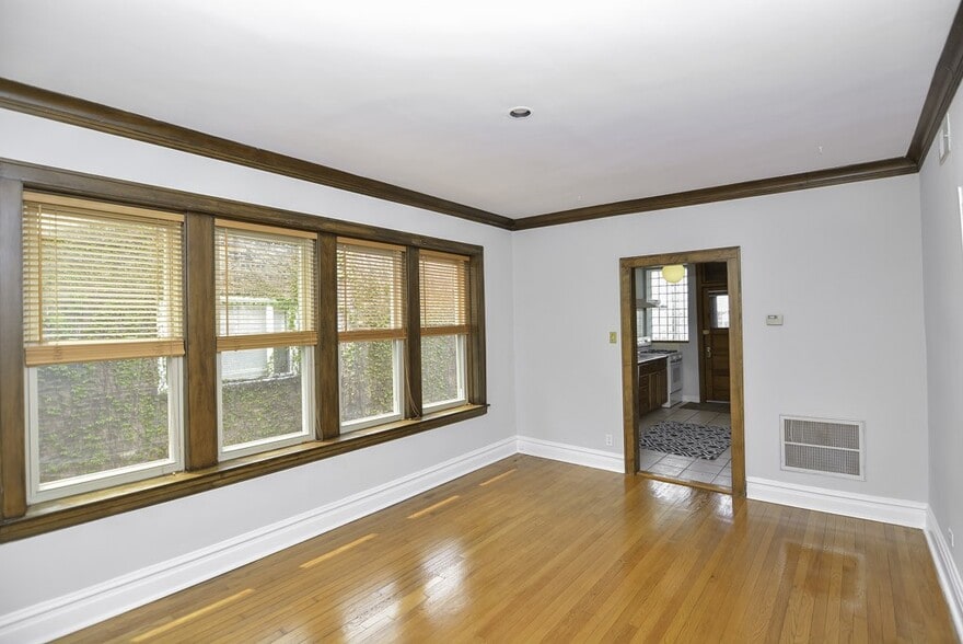 Building Photo - 6218 N Bell Ave