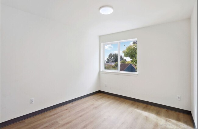 Building Photo - Spacious Townhome – Husky now leasing!