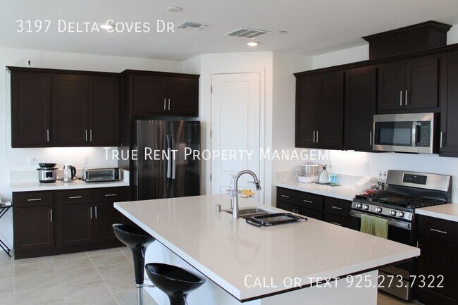 Building Photo - Gorgeous 5 Bed, 3 Bath in Highly Desirable...