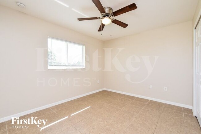 Building Photo - 3923 E Gator Cir