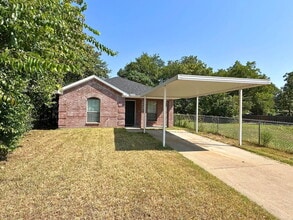 Building Photo - Move-In Ready Modern Updated- 3 Berm / 2 Bath Home Just Minutes from Downtown