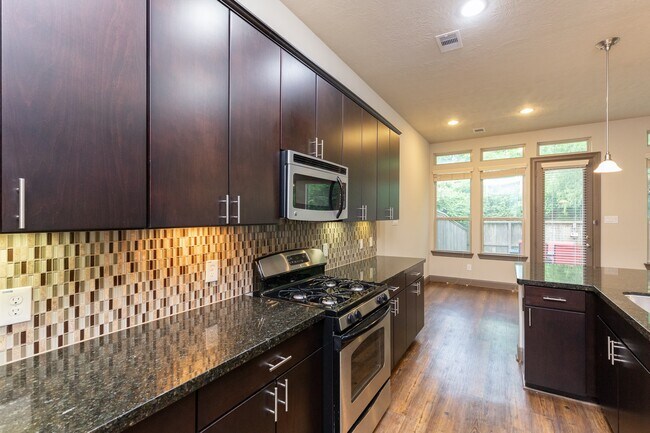 Building Photo - 87 Aventura Pl