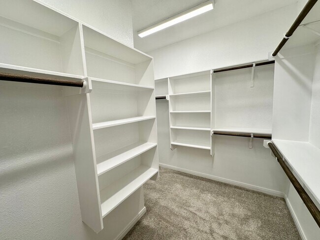 Building Photo - Room for the family!