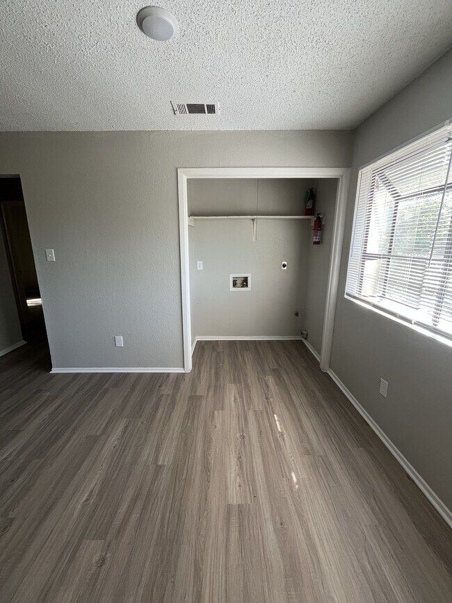 Building Photo - 815 Bracewood Cir