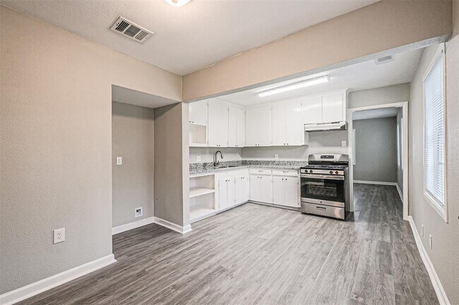 Building Photo - 1539 Pleasantville Dr