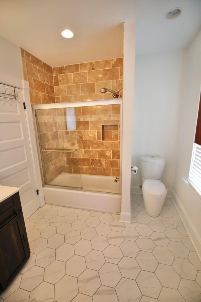 Building Photo - 310 E Beck St