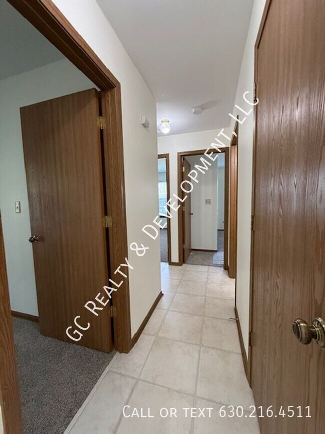 Building Photo - 735 Grandview Dr