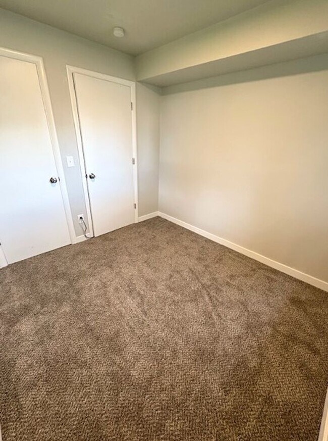 Building Photo - 5 Bed / 3 Bath Townhome in Murray!