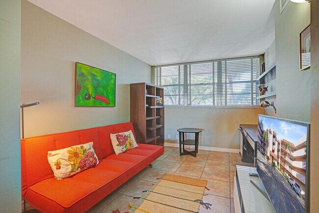 Building Photo - 1831 Sabal Palm Dr